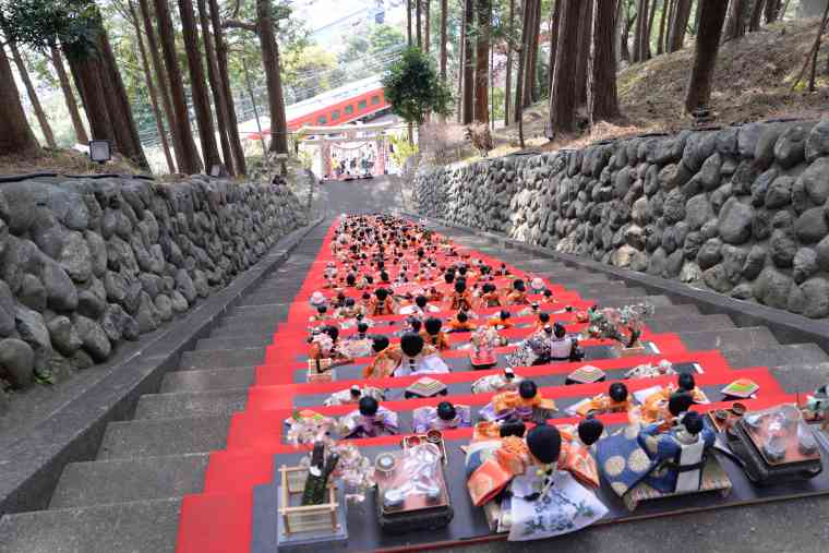 階段にずらりと並べられた雛人形