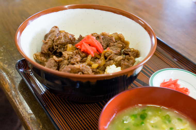 西表島　猪狩家の八重山牛丼