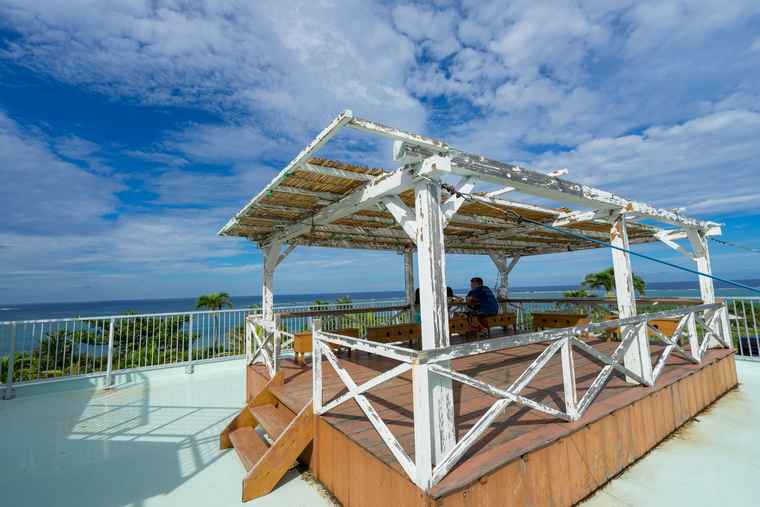 石垣島　のばれ岬観光農園の屋上