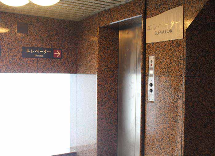 男性湯の中のエレベーター