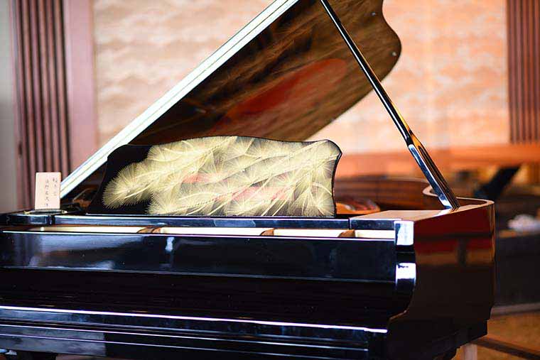 加賀屋　漆塗りのピアノ
