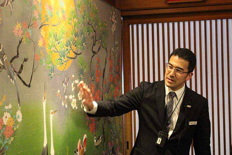 館内は美術館ツアー