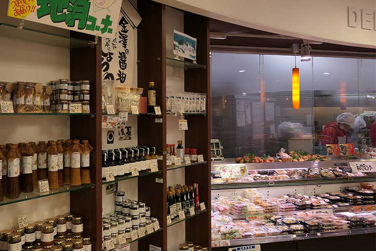 金沢駅のお土産売り場 100banマート