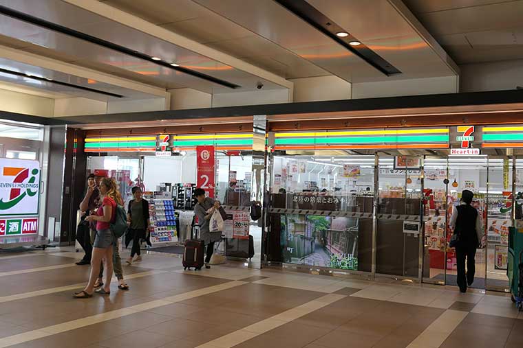 金沢駅のお土産売り場 セブン-イレブン ハートインJR金沢駅