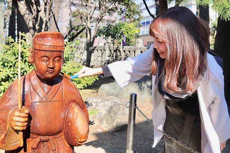 恵比寿神の御像をこするとご神得をいただけるという