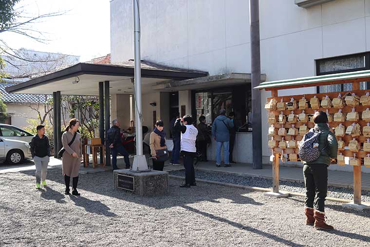 社務所の横に掲げられた絵馬