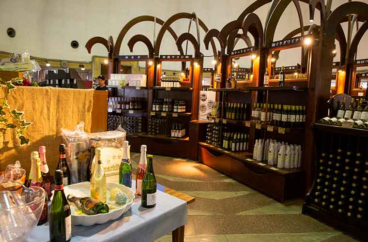 勝沼ぶどう郷　甲州市勝沼ぶどうの丘　売店のワイン