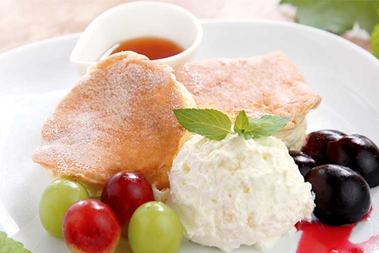 勝沼ぶどう郷　カフェ ビィーニョの「季節のフルーツパンケーキ」