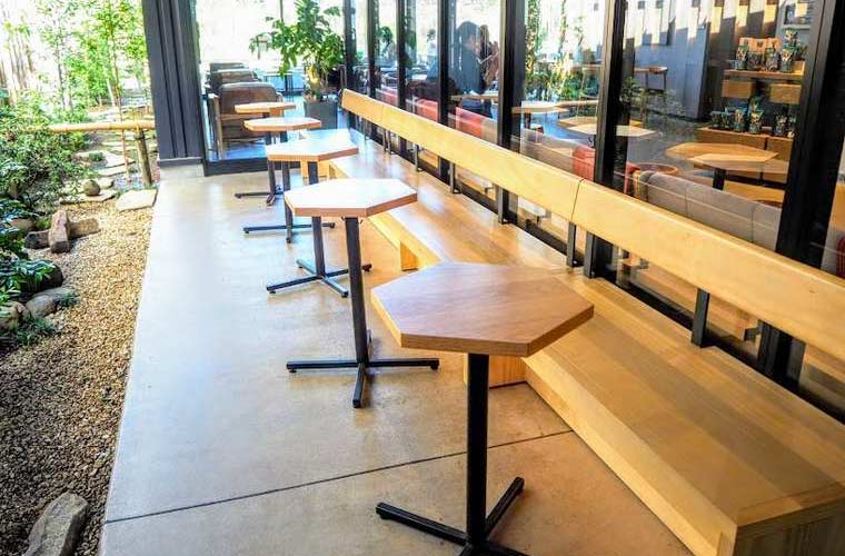 日本庭園を眺めながら過ごすことができるテラス席