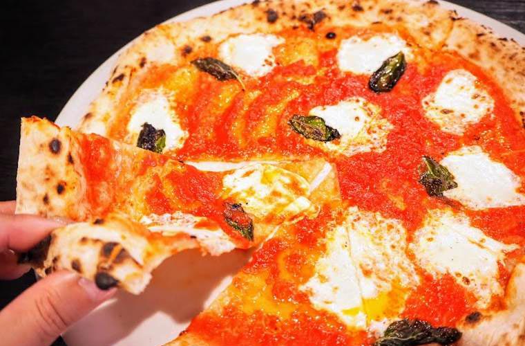 石窯で焼き上げられるウッドベイカーズの本格ピザ