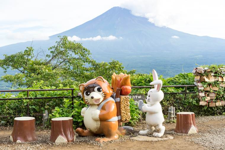 広場にあるカチカチ山のオブジェ