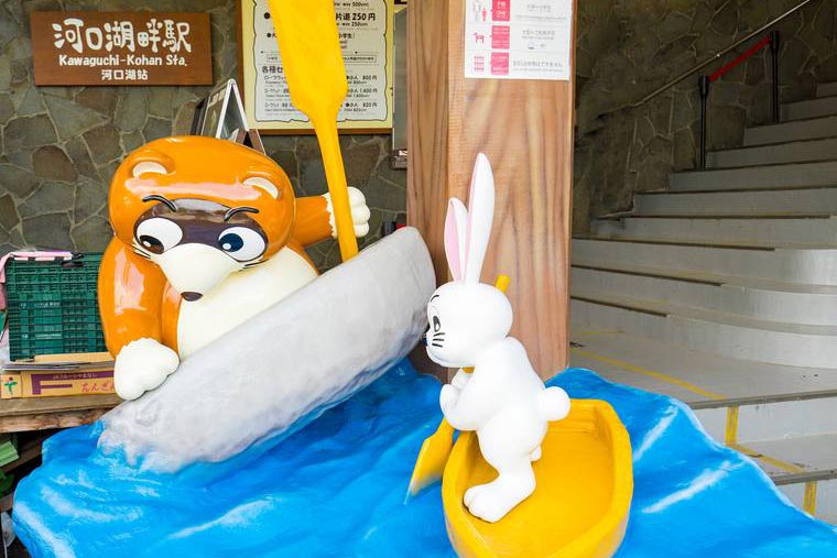 富士山パノラマロープウェイのウサギとタヌキのオブジェ