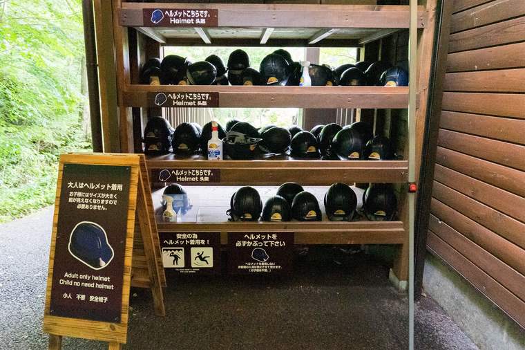 洞窟内はヘルメットをかぶったほうが安心