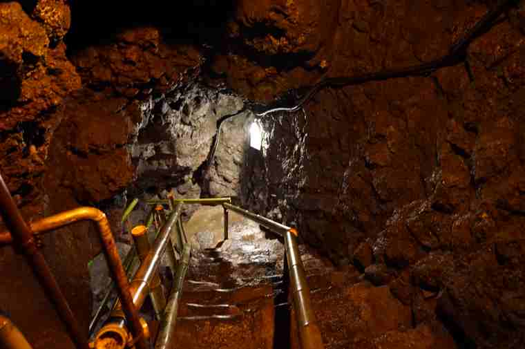 鳴沢氷穴の下り階段