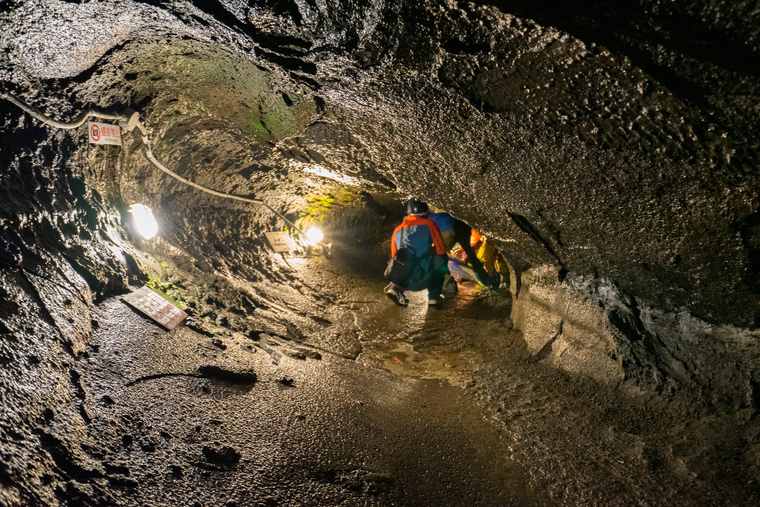 鳴沢氷穴の溶岩トンネル