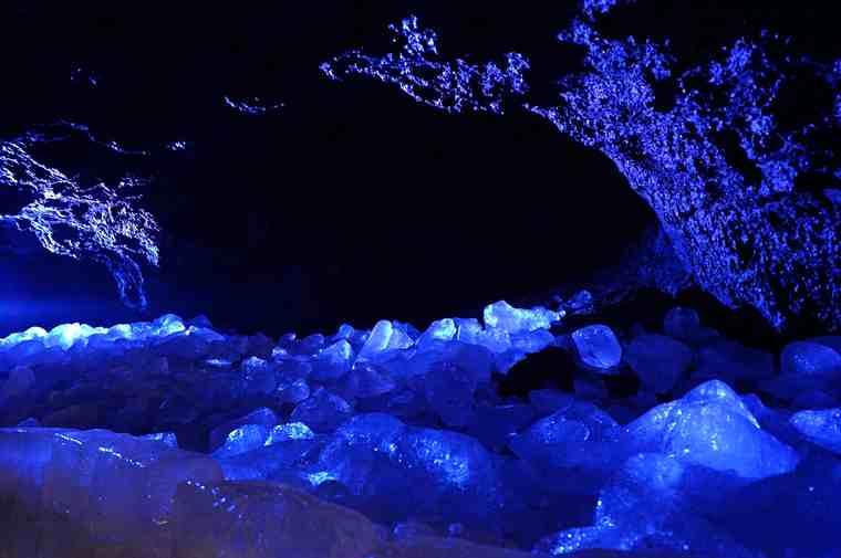 鳴沢氷穴の氷の池