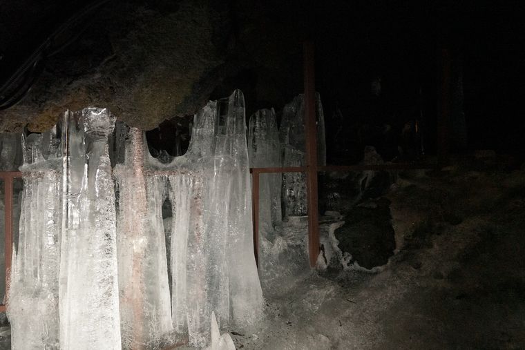 鳴沢氷穴の氷柱