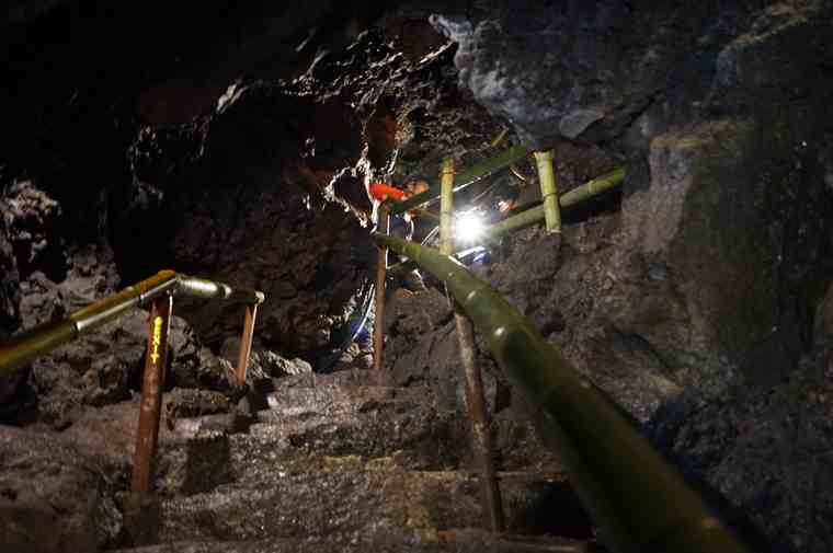 鳴沢氷穴の最後の上り階段