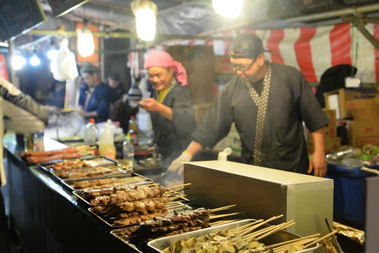 夜祭り見物のお供に食べ歩き
