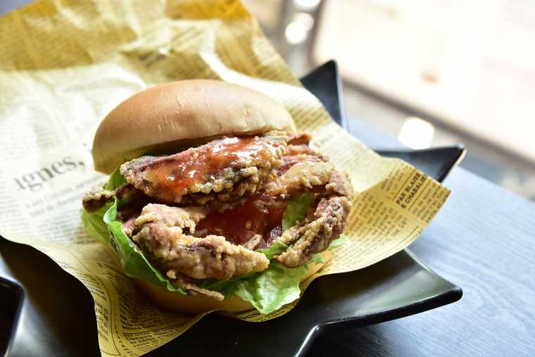 金シャチ横丁　vegetable cafe ＆ seafood bar saienのソフトシェルクラブバーガー