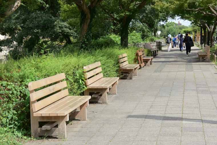 金シャチ横丁　宗春ゾーンのベンチ