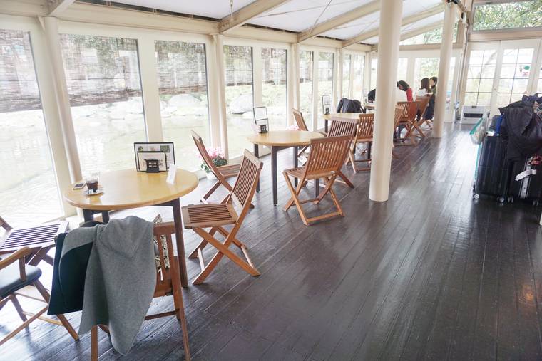 水辺のカフェテラス