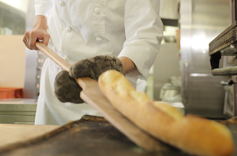 パンは地産地消にこだわり、添加物を極力使わずに製造する