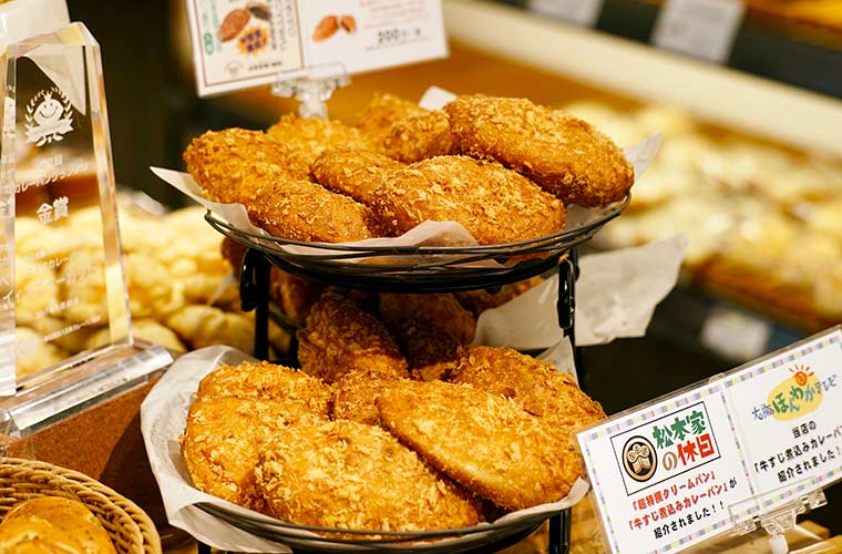 イスズベーカリーの「牛すじ煮込みカレー」