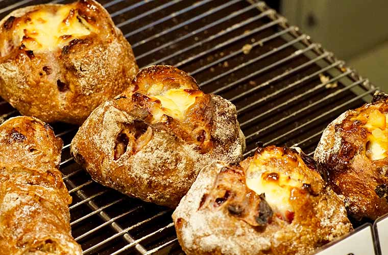 パンやきどころRIKIの「クランベリーとクルミのフロマージュ」