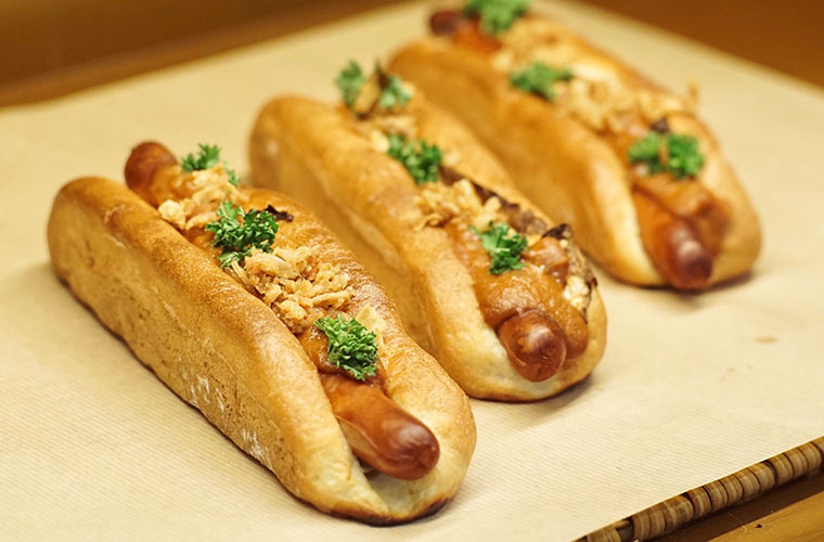 ブランジェリー コム・シノワの「カリーブルスト」