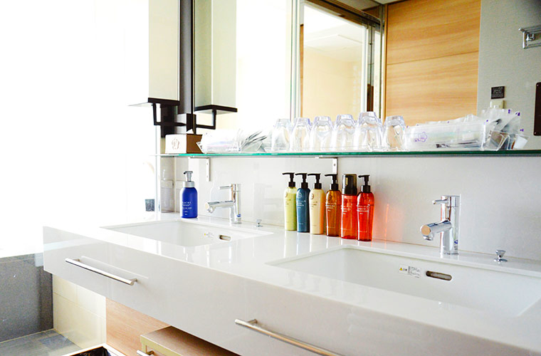 広々としたパウダールームにはポーラ社のスキンケア商品が充実