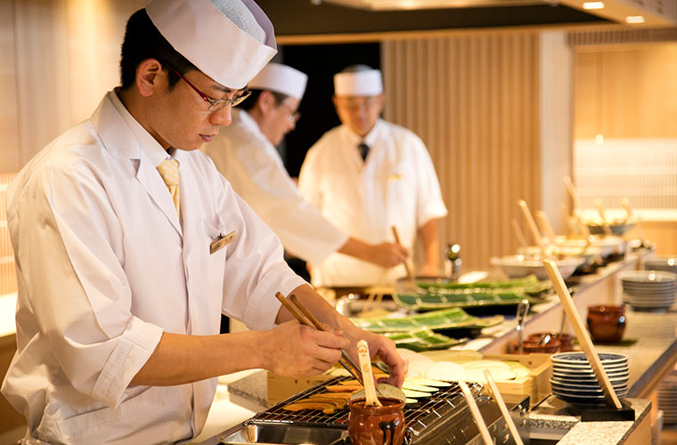 料理人が目の前で調理する「御食事処 ライブ割烹 万蓮」