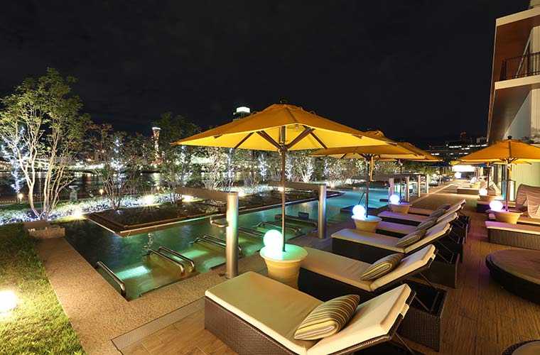 神戸の夜景とライトアップされたナイトプール