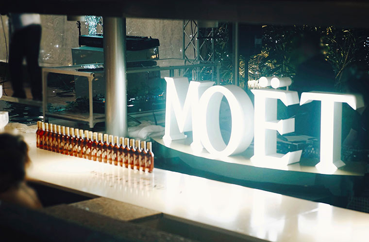 プールサイドでカクテルを味わうことができる