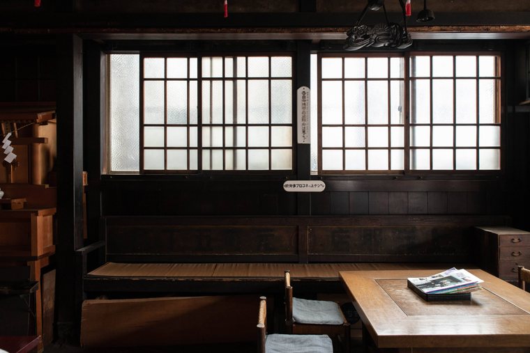 現在は静かな松尾稲荷神社