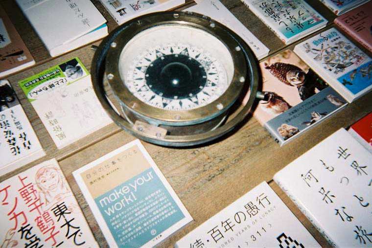 レコードの流れる古本屋「荒野」店内