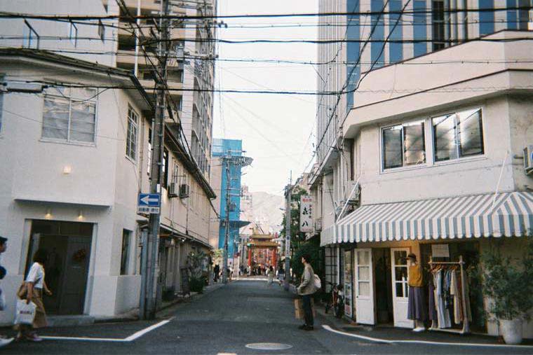 南京町と神戸港の間にある「乙仲通り（おつなかどおり）」