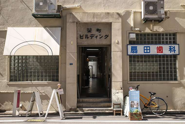 ビル前の看板から穴場を探そう