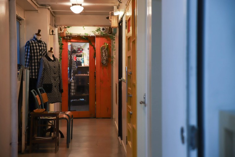 栄町通り　「くまばち 造形雑貨店」