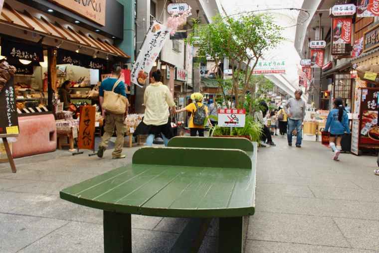 平和通り商店街のベンチ