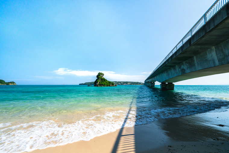 古宇利大橋を望む浜辺