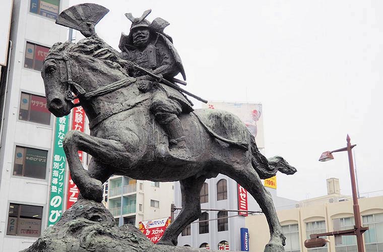 駅正面口で訪問者を迎えてくれるのは「熊谷次郎直実像」