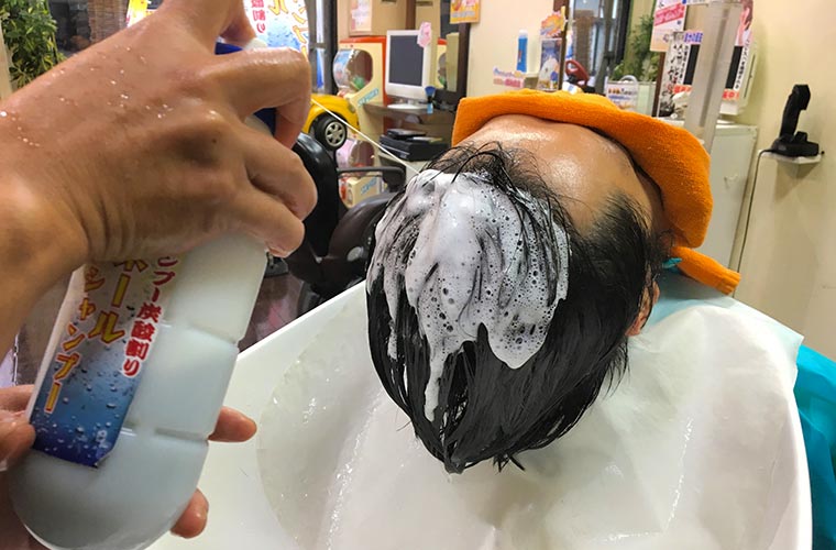 炭酸によりムース状と化したシャンプーを頭髪に噴射