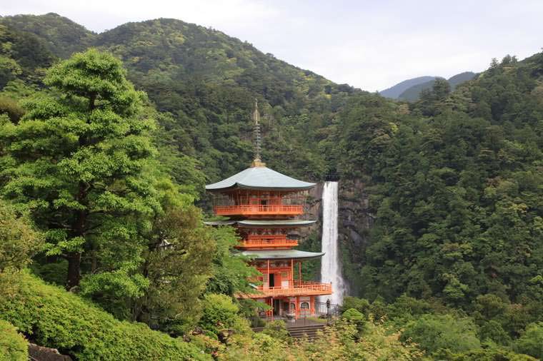 那智山青岸渡寺の三重塔と那智の滝