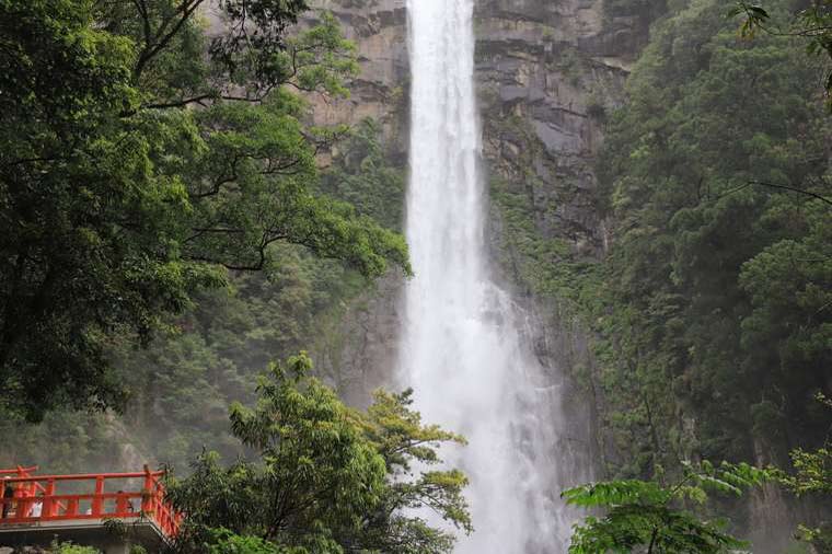 飛瀧神社（ひろうじんじゃ）のお滝拝所