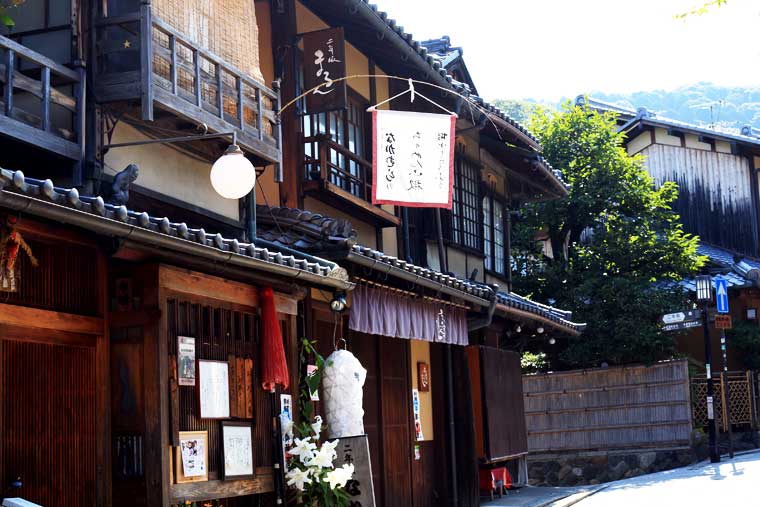 ここを左折すると二年坂