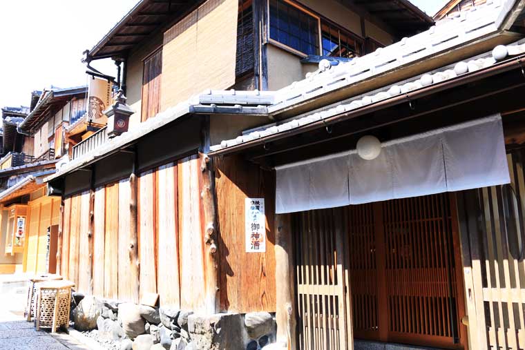 お土産屋さんや小物などを扱うお店が並んでいます