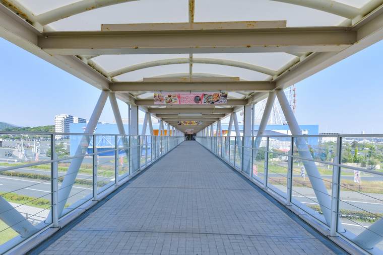 ラグーナテンボス　フェスティバルマーケットへ向かう連絡デッキ