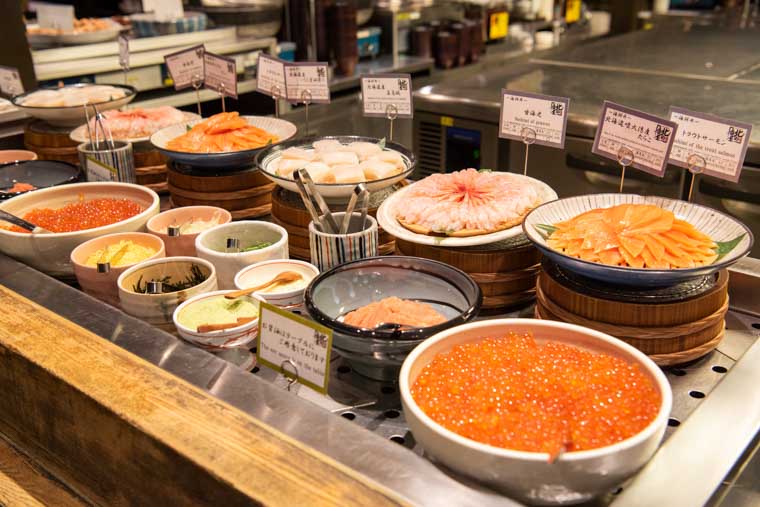 朝食ビュッフェの海鮮丼コーナー