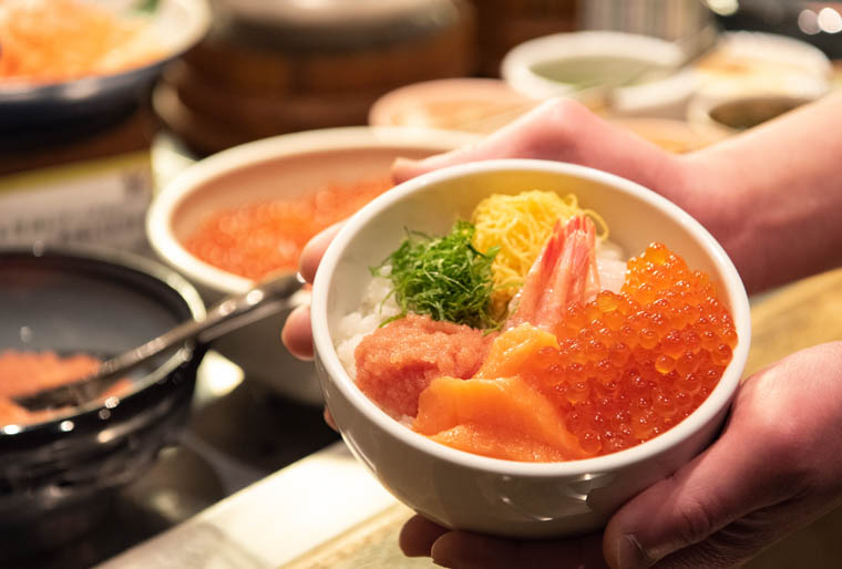 朝食ビュッフェの海鮮丼